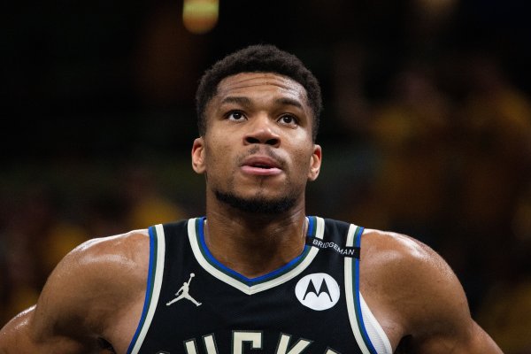 Việc thăm dò đã kết thúc! Shams: Antetokounmpo chắc chắn sẽ ở lại với Bucks để tiếp tục chơi trong mùa giải mới