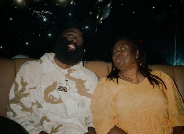 Harden đăng ảnh nhóm chúc mừng